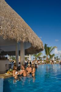 HRHC_Punta_Cana_Pool_Swim_Up_Bar